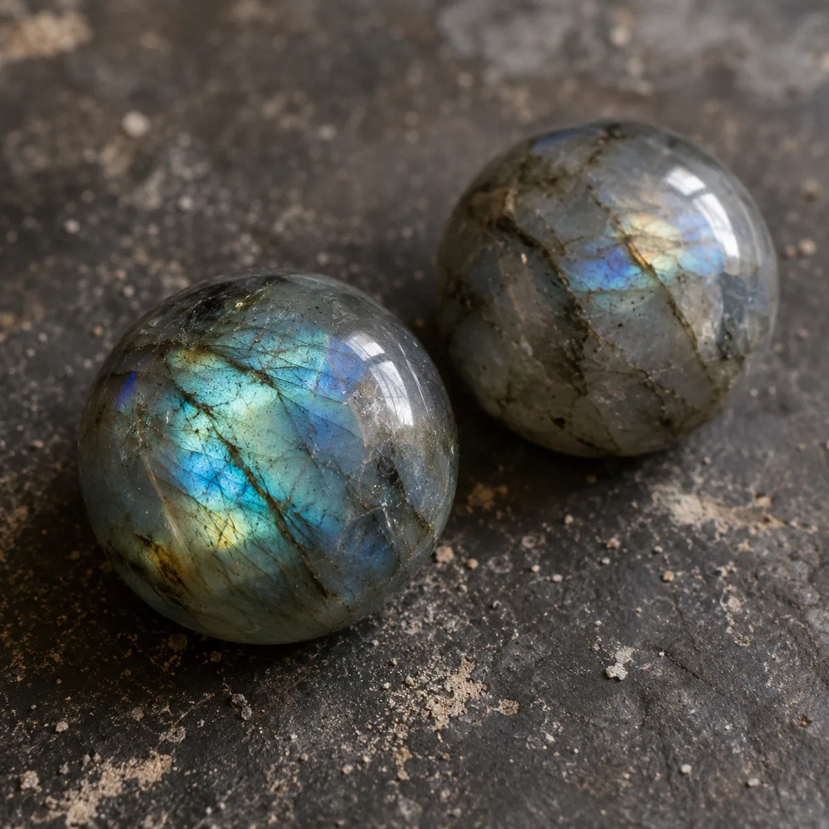 Two labradorite beads from the same batch showing different flash